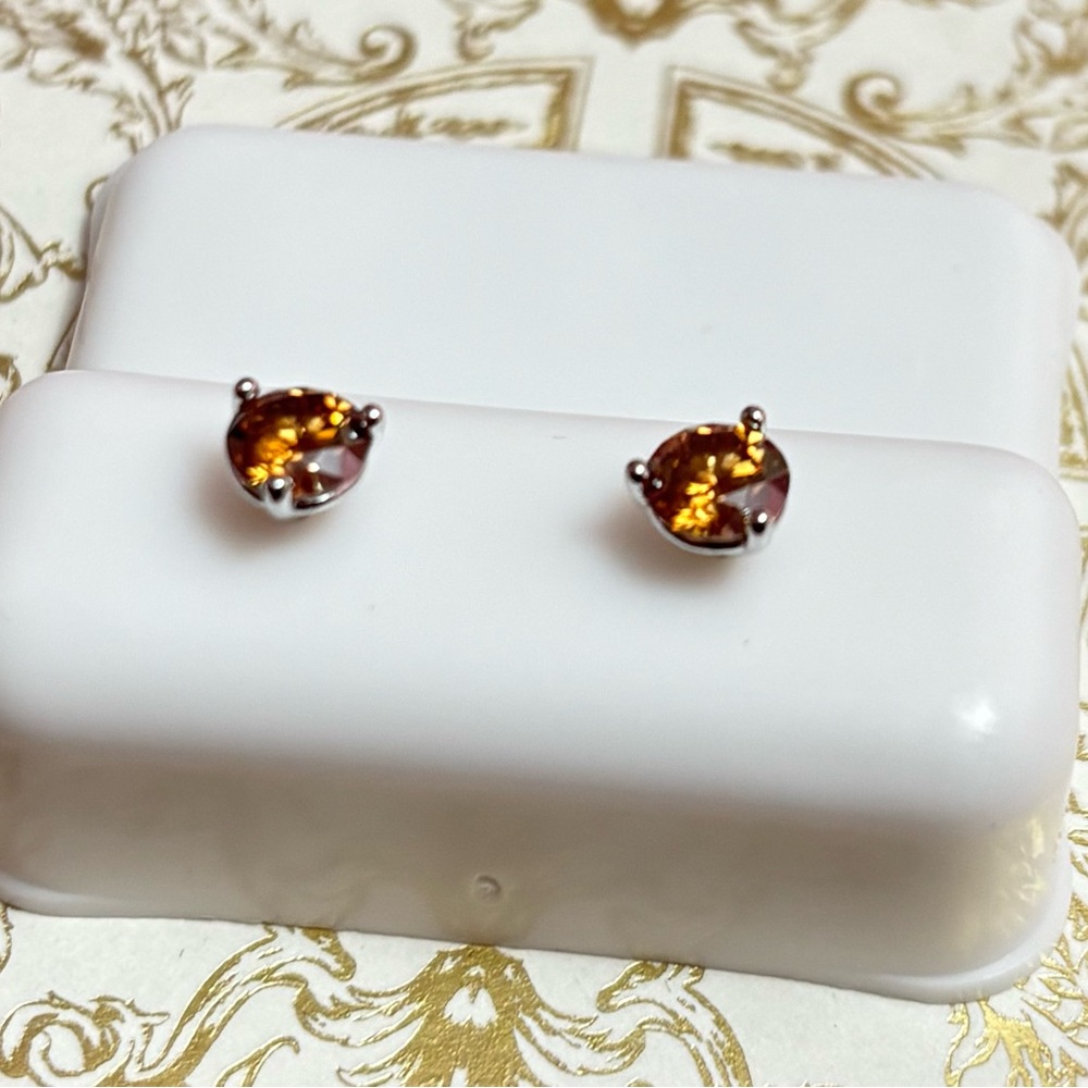 Elegant sterling silver with 1 ct colored moissanite